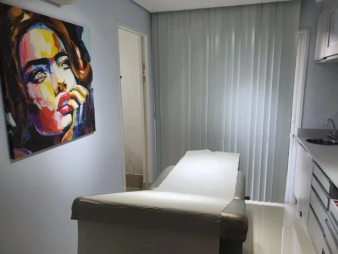 Sala de procedimentos do consultório da Dra. Carolline Dipold na Mooca